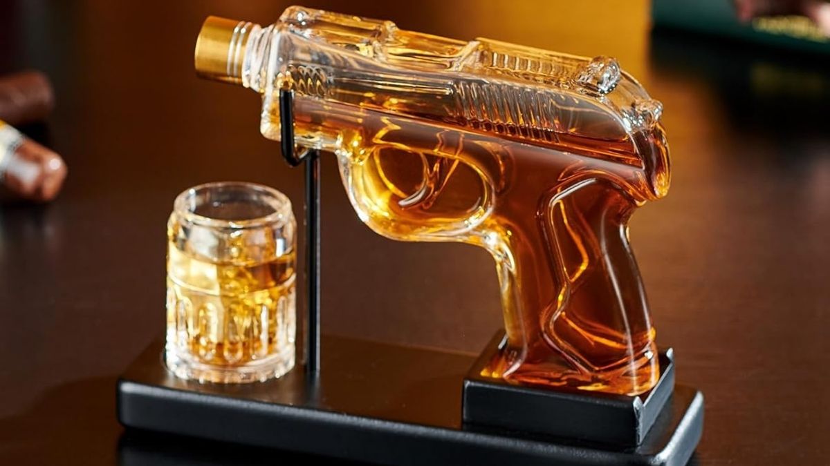 Turn Heads at Every Pour: A Practical Look at the Wine Savant Whiskey Gun Decanter Set for Style, Gifting, and Everyday Display 
